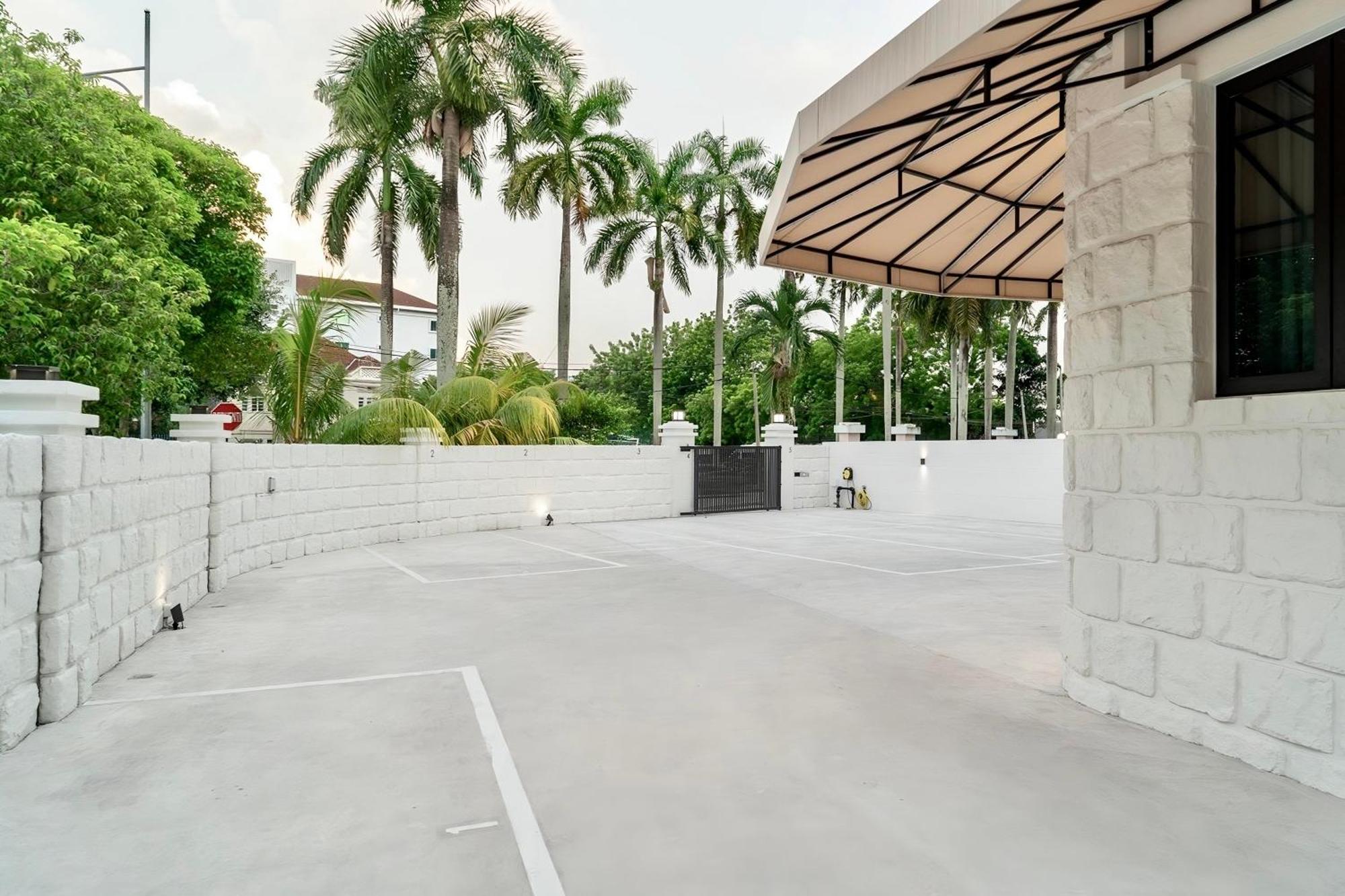 Codrington House - Boutique Apartments George Town Exteriör bild